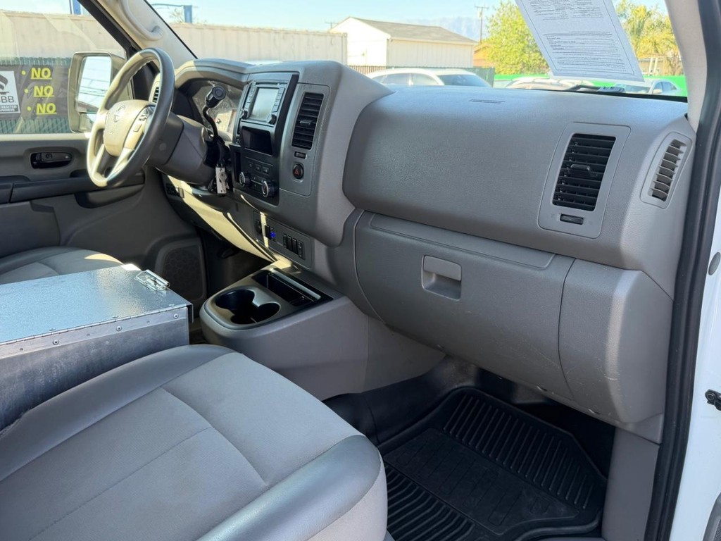 Nissan NV1500 SV Cargo Van Vehicle Full-screen Gallery Image 28