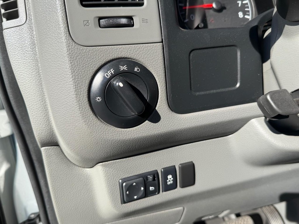 Nissan NV1500 SV Cargo Van Vehicle Full-screen Gallery Image 38