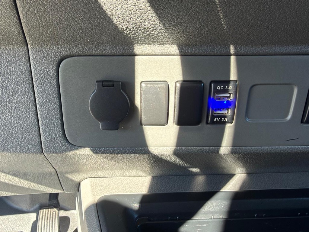 Nissan NV1500 SV Cargo Van Vehicle Full-screen Gallery Image 39