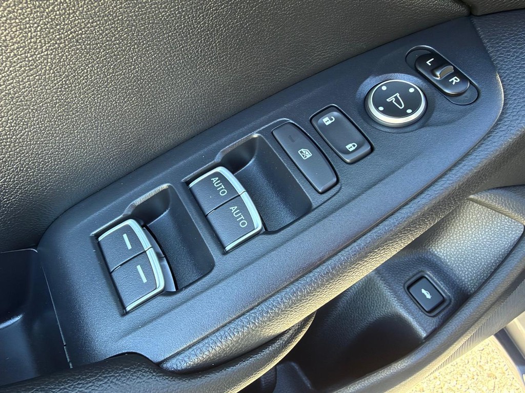 Honda Accord Hybrid Vehicle Full-screen Gallery Image 32