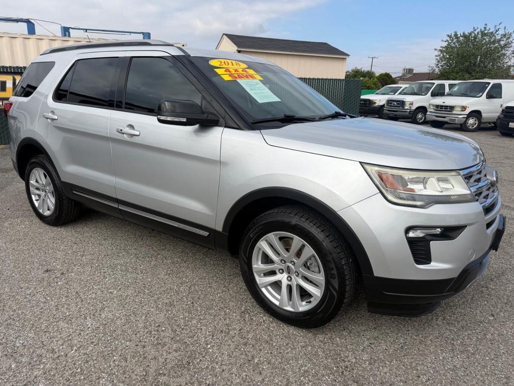 Ford Explorer Vehicle Full-screen Gallery Image 03