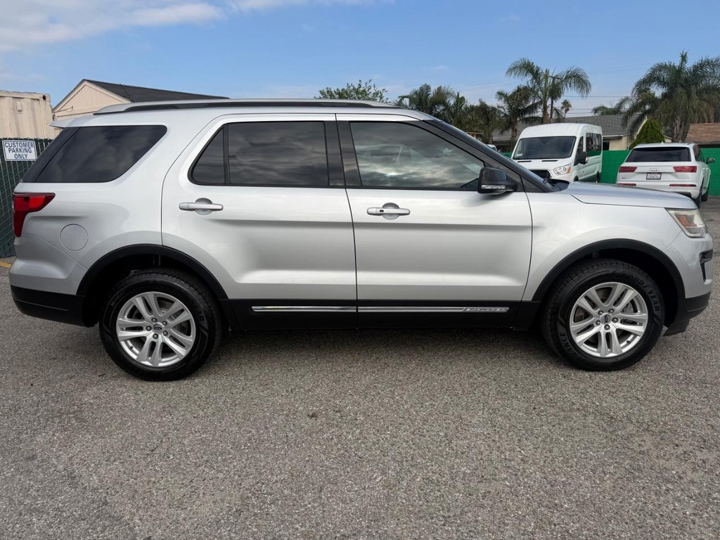 Ford Explorer Vehicle Full-screen Gallery Image 05
