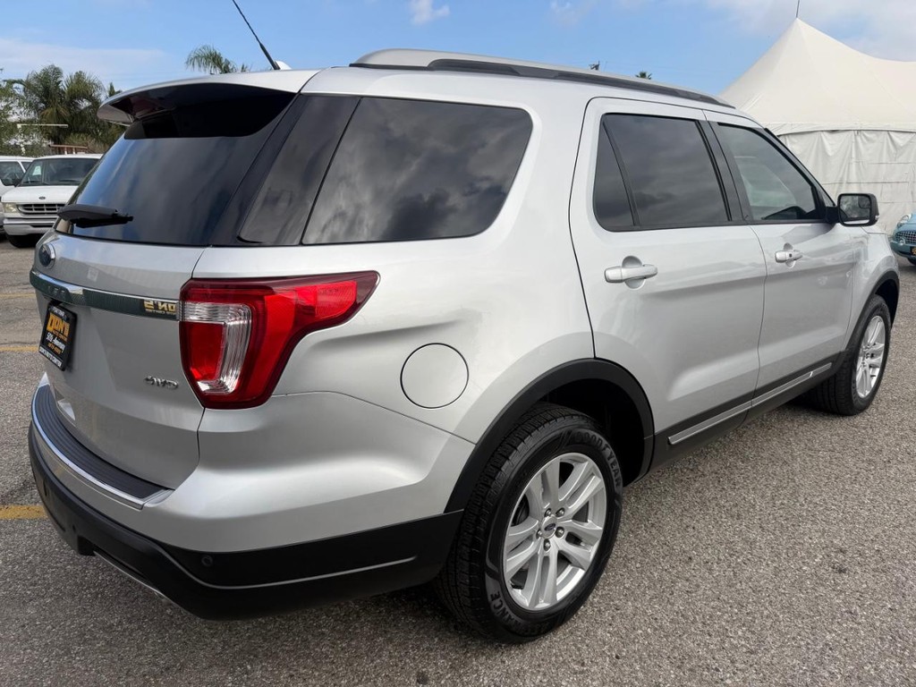 Ford Explorer Vehicle Full-screen Gallery Image 06