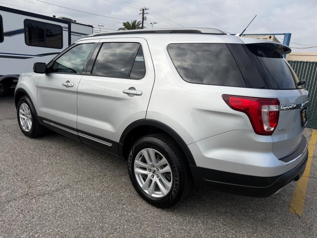 Ford Explorer Vehicle Full-screen Gallery Image 08