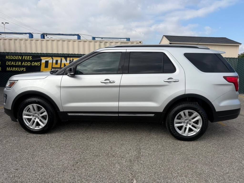 Ford Explorer Vehicle Full-screen Gallery Image 09
