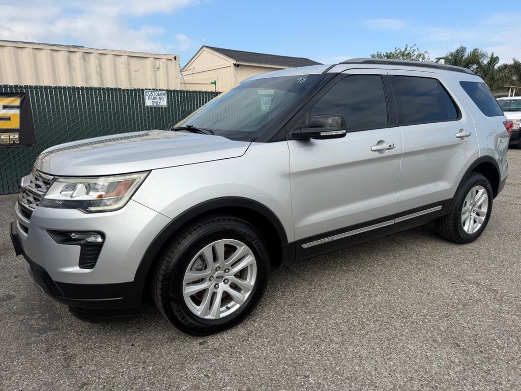 Ford Explorer Vehicle Full-screen Gallery Image 11