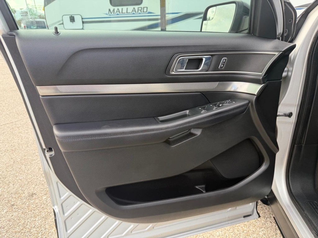 Ford Explorer Vehicle Full-screen Gallery Image 14