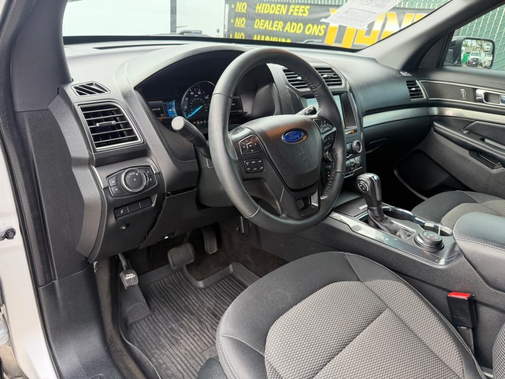 Ford Explorer Vehicle Full-screen Gallery Image 15