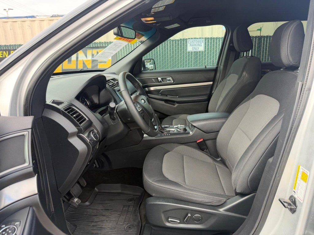 Ford Explorer Vehicle Full-screen Gallery Image 16