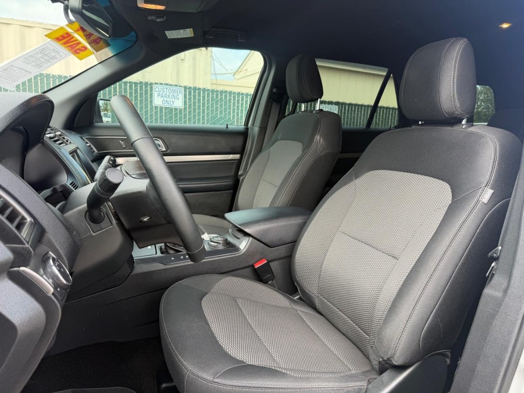Ford Explorer Vehicle Full-screen Gallery Image 17