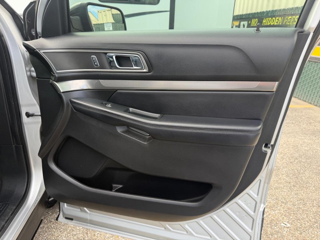 Ford Explorer Vehicle Full-screen Gallery Image 18