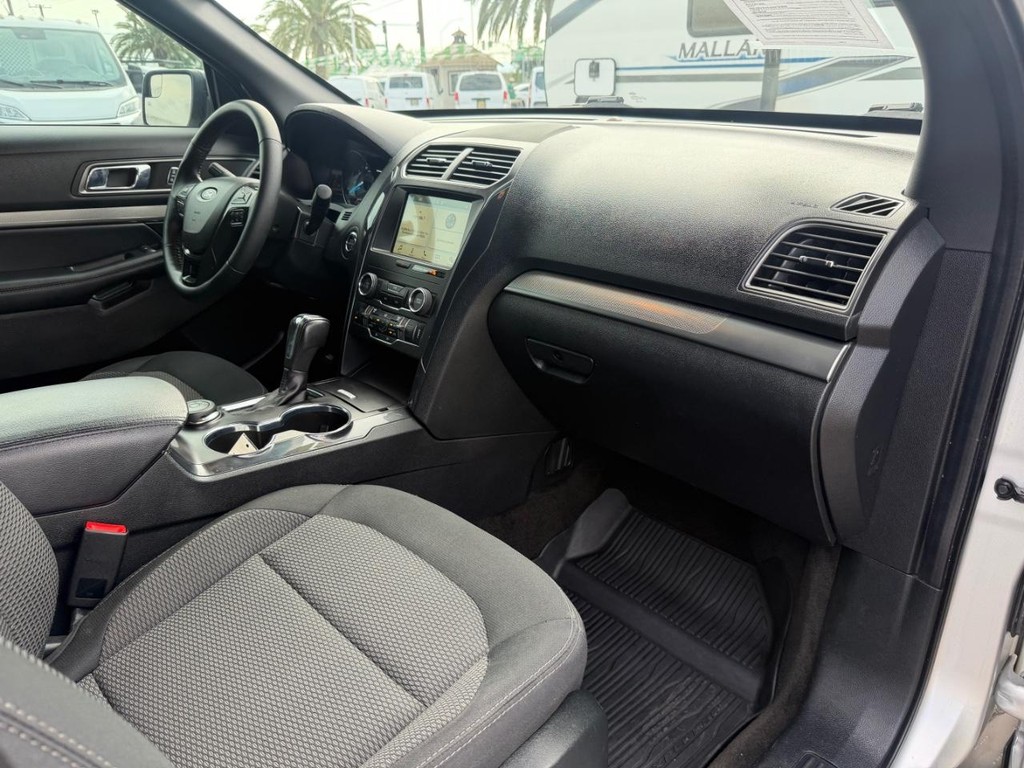 Ford Explorer Vehicle Full-screen Gallery Image 19