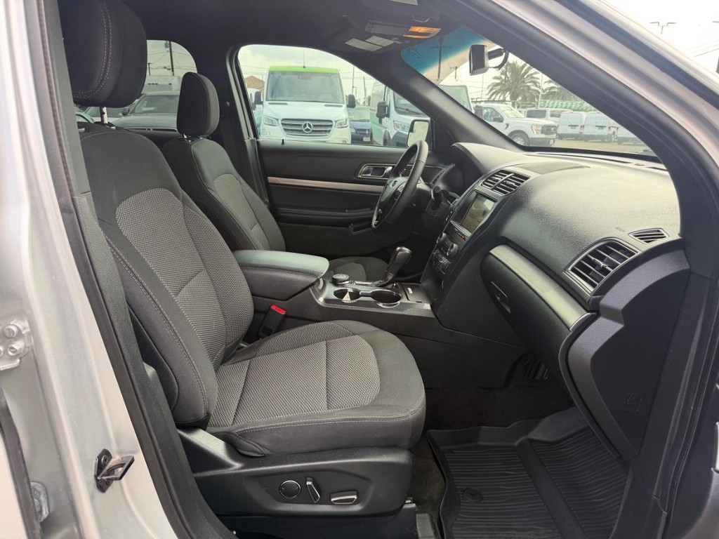 Ford Explorer Vehicle Full-screen Gallery Image 20