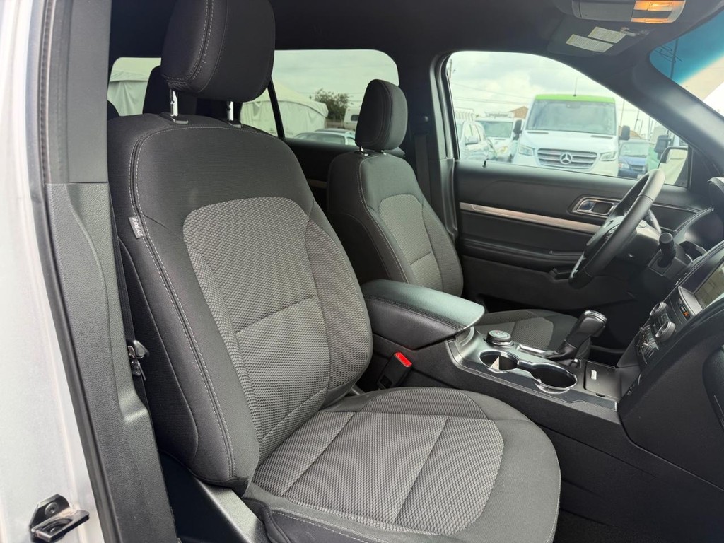 Ford Explorer Vehicle Full-screen Gallery Image 21