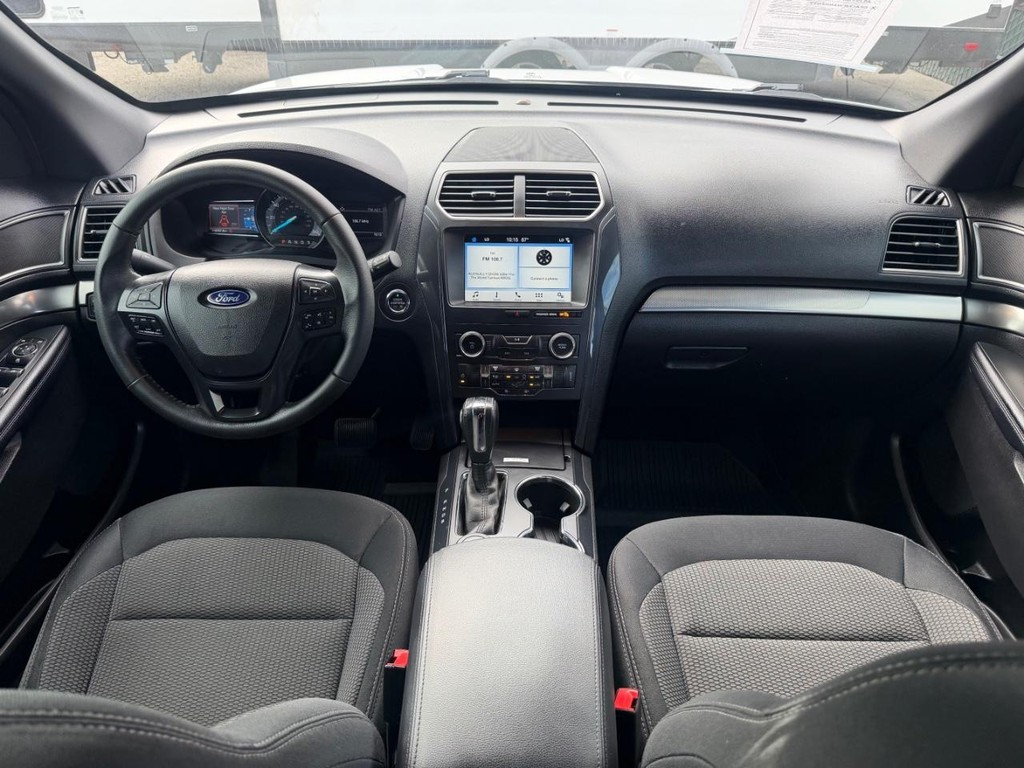 Ford Explorer Vehicle Full-screen Gallery Image 22