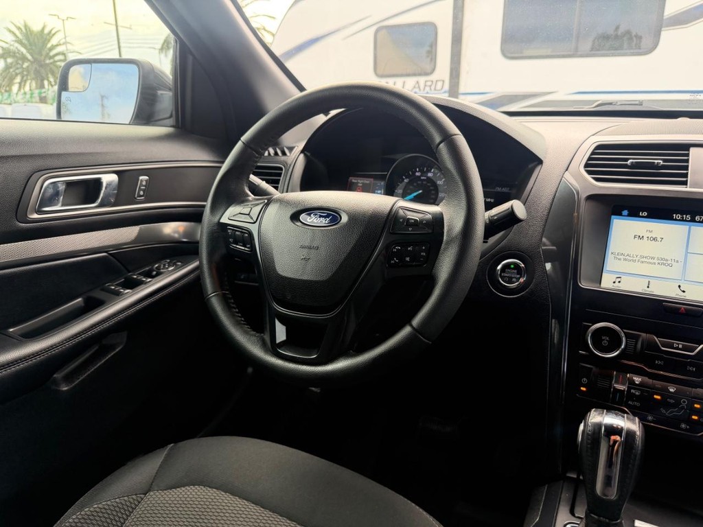 Ford Explorer Vehicle Full-screen Gallery Image 23