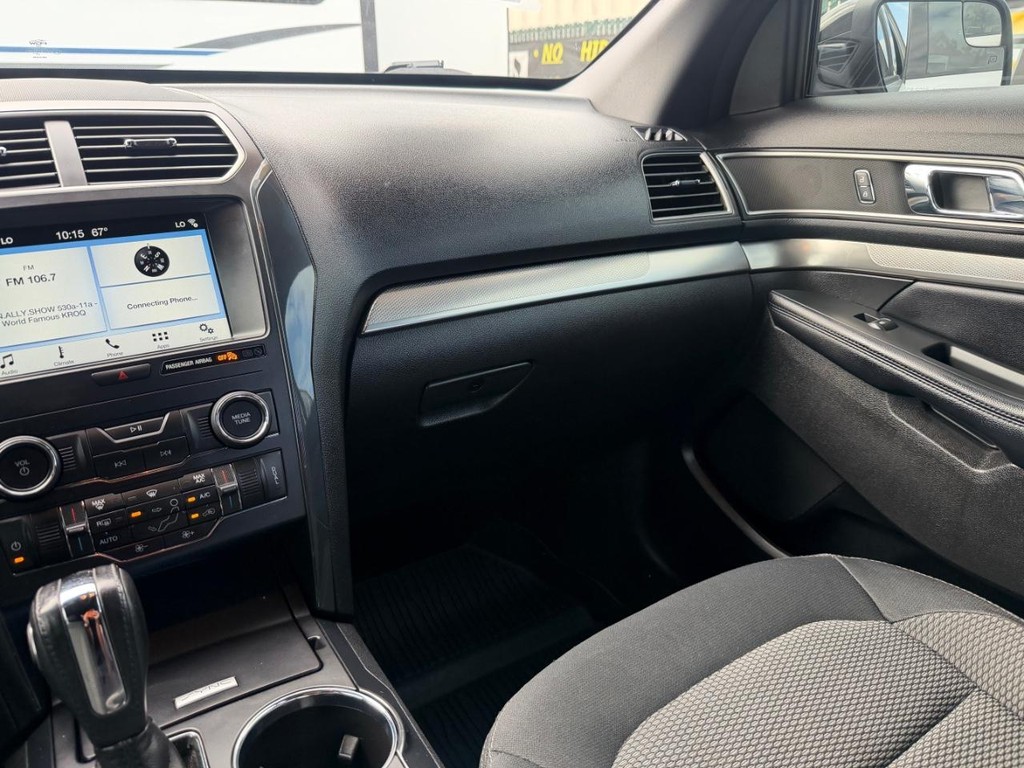 Ford Explorer Vehicle Full-screen Gallery Image 25