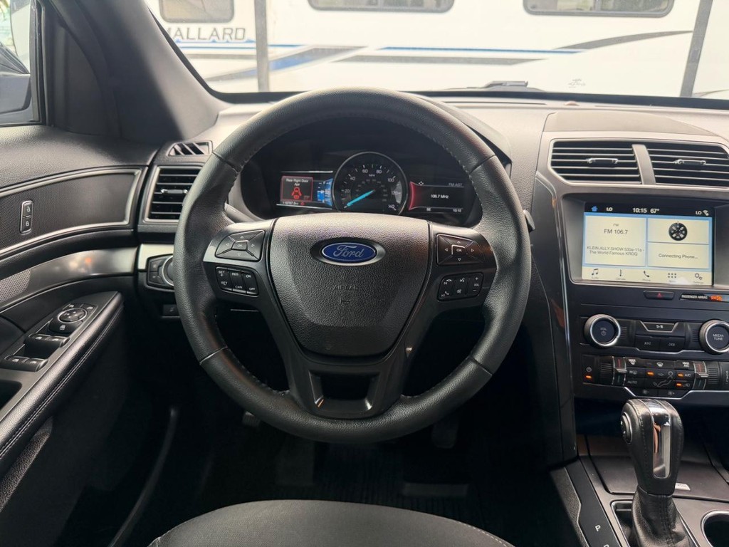 Ford Explorer Vehicle Full-screen Gallery Image 26