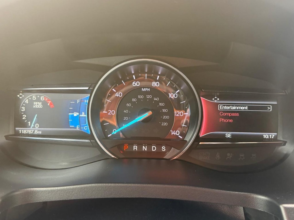 Ford Explorer Vehicle Full-screen Gallery Image 29