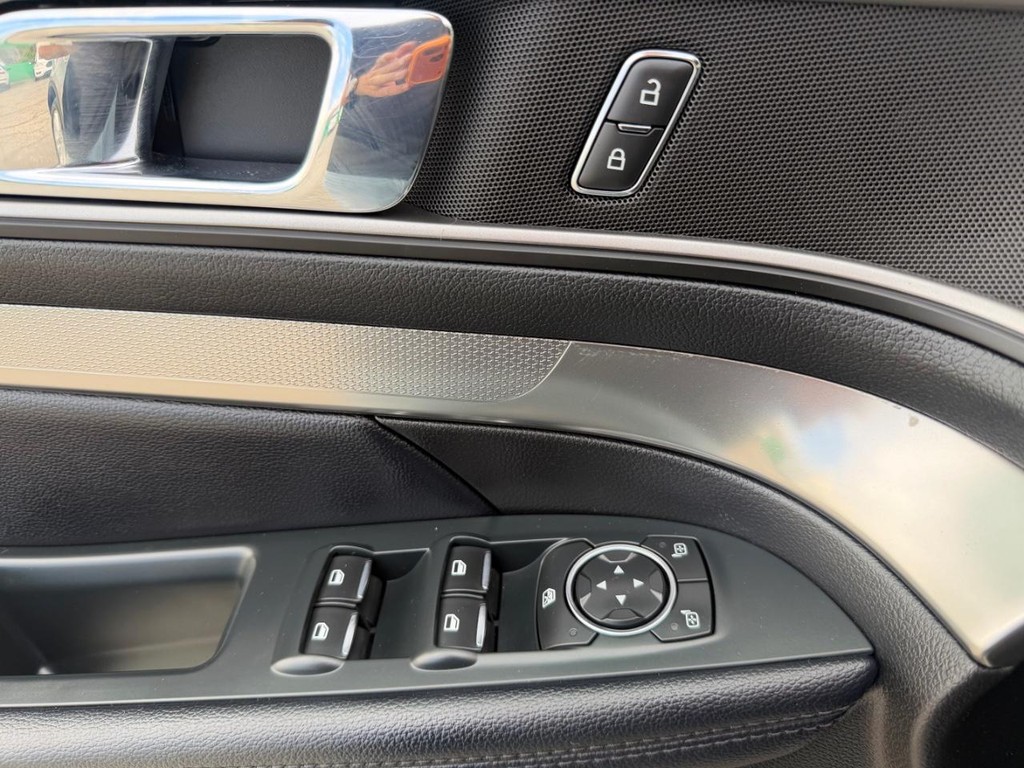 Ford Explorer Vehicle Full-screen Gallery Image 30