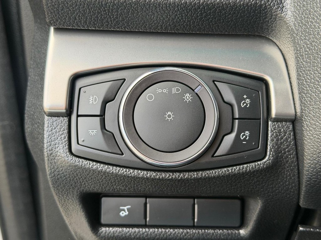Ford Explorer Vehicle Full-screen Gallery Image 31