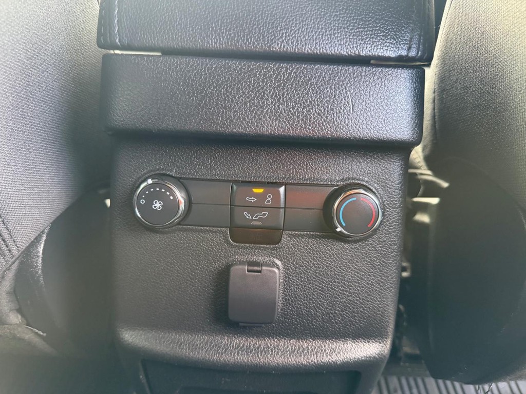 Ford Explorer Vehicle Full-screen Gallery Image 36