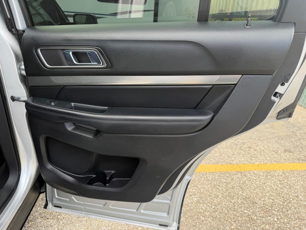 Ford Explorer Vehicle Full-screen Gallery Image 37
