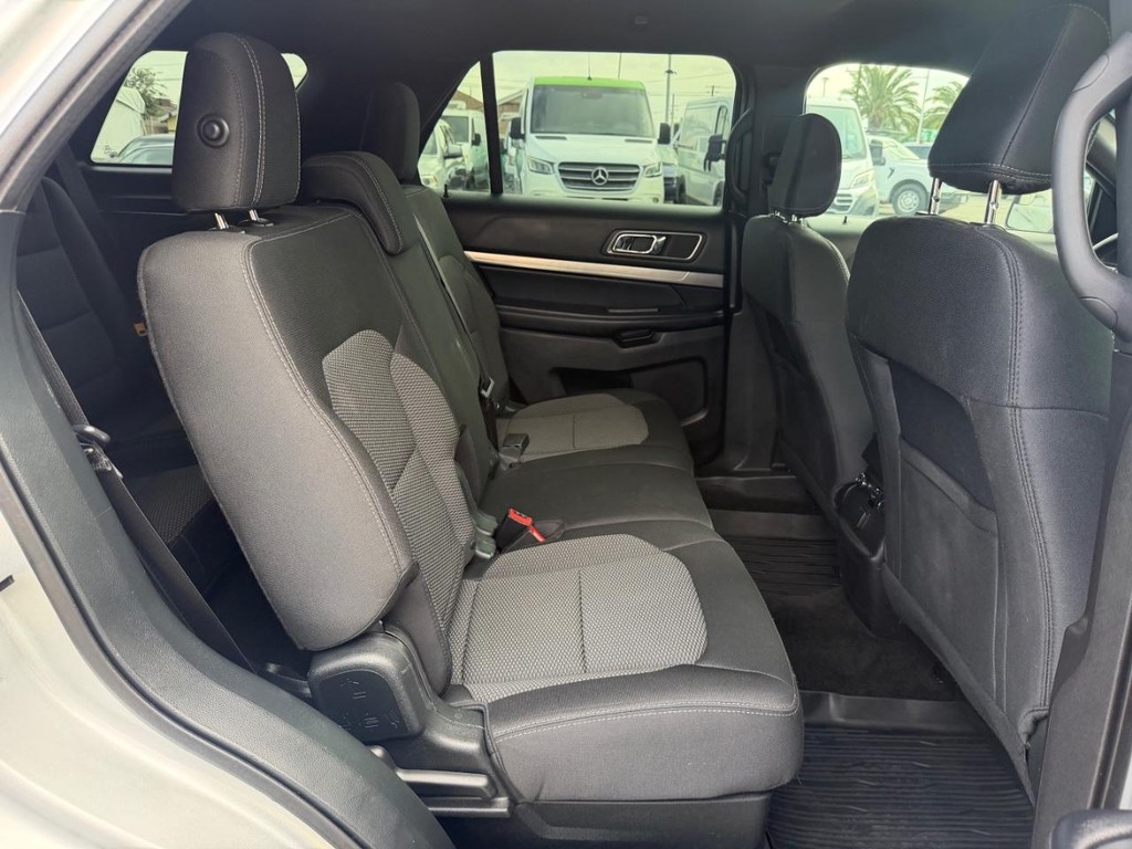 Ford Explorer Vehicle Full-screen Gallery Image 38
