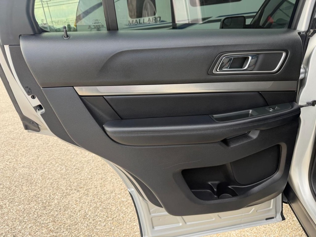 Ford Explorer Vehicle Full-screen Gallery Image 40
