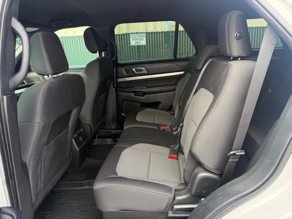 Ford Explorer Vehicle Full-screen Gallery Image 41