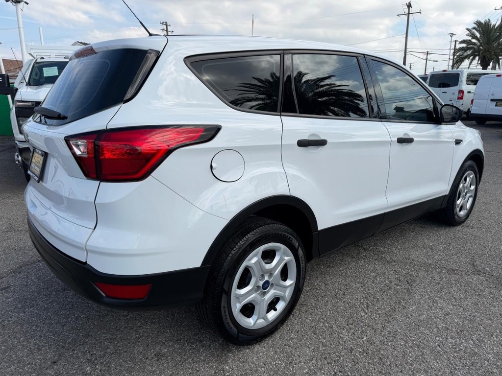 Ford Escape Vehicle Full-screen Gallery Image 06