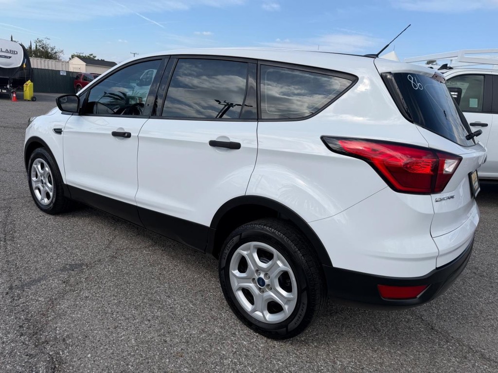 Ford Escape Vehicle Full-screen Gallery Image 09