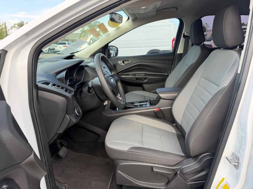 Ford Escape Vehicle Full-screen Gallery Image 17