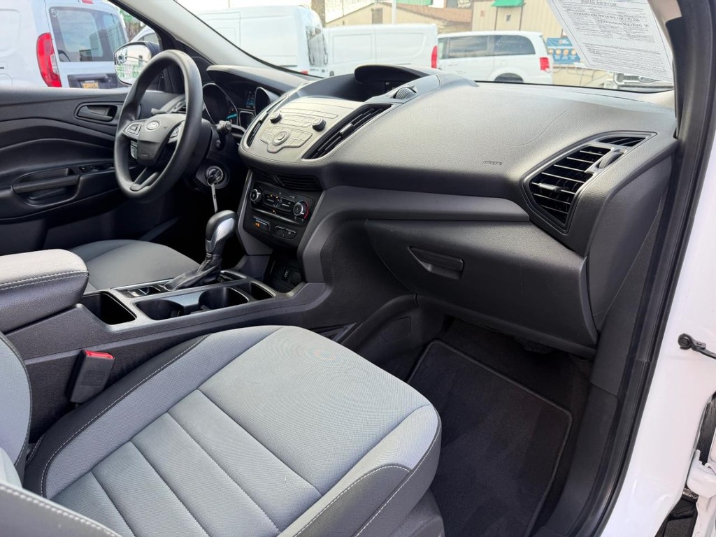 Ford Escape Vehicle Full-screen Gallery Image 20