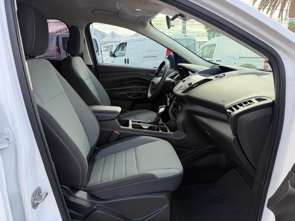 Ford Escape Vehicle Full-screen Gallery Image 21