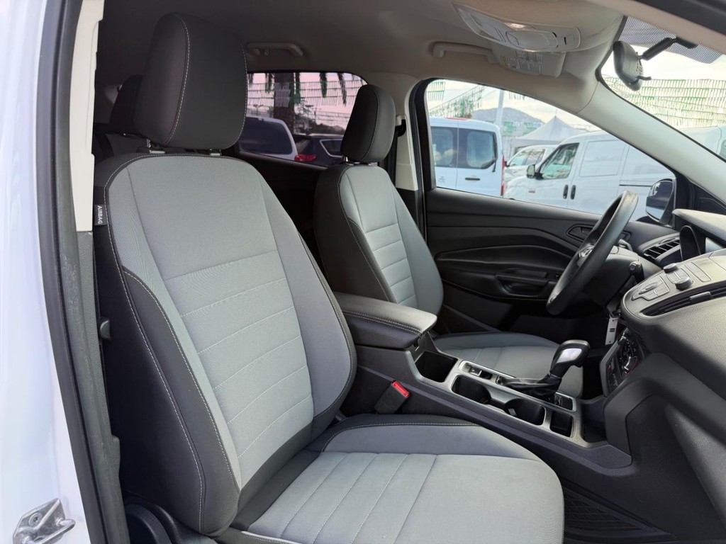 Ford Escape Vehicle Full-screen Gallery Image 23