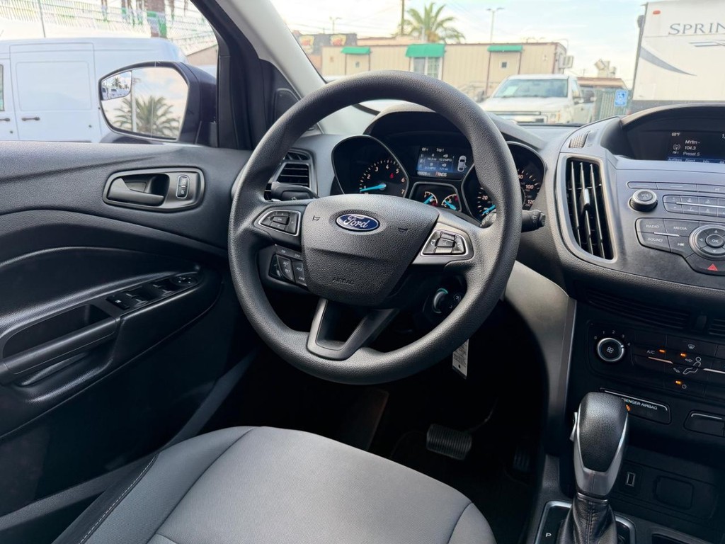 Ford Escape Vehicle Full-screen Gallery Image 24