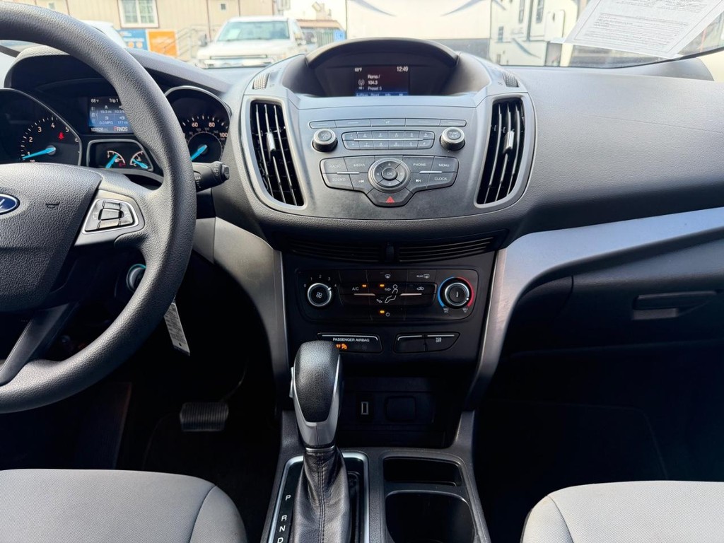 Ford Escape Vehicle Full-screen Gallery Image 25