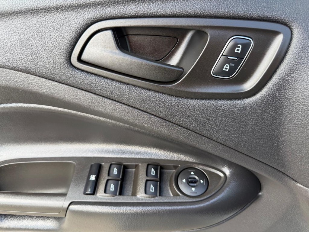 Ford Escape Vehicle Full-screen Gallery Image 31