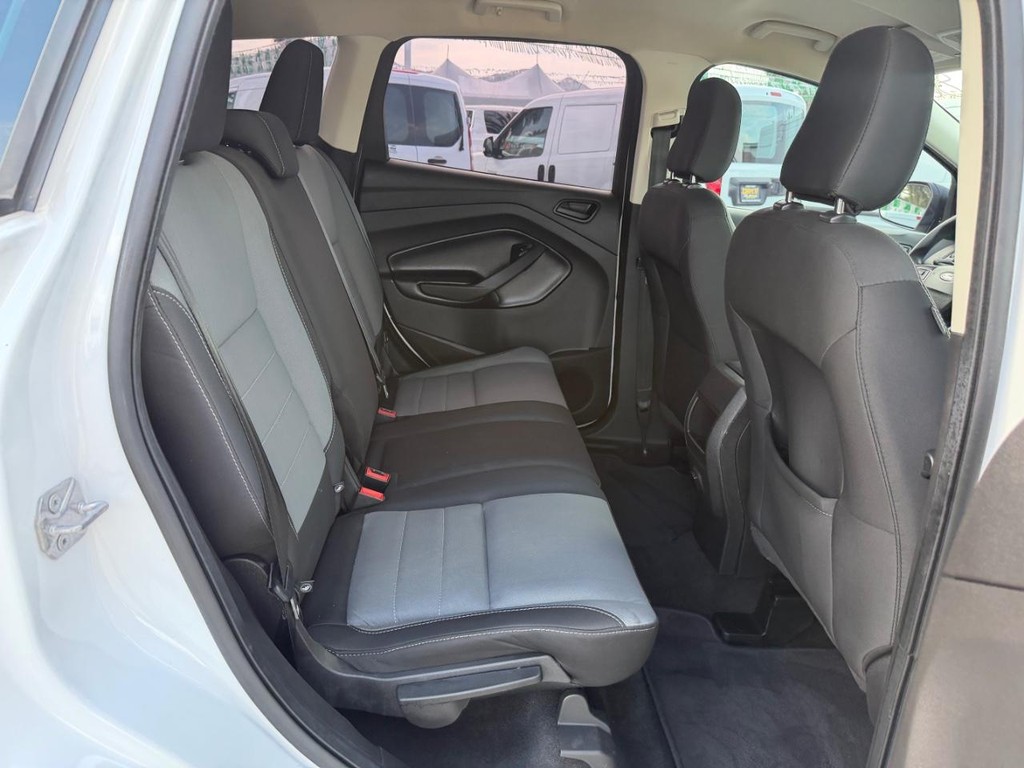 Ford Escape Vehicle Full-screen Gallery Image 34