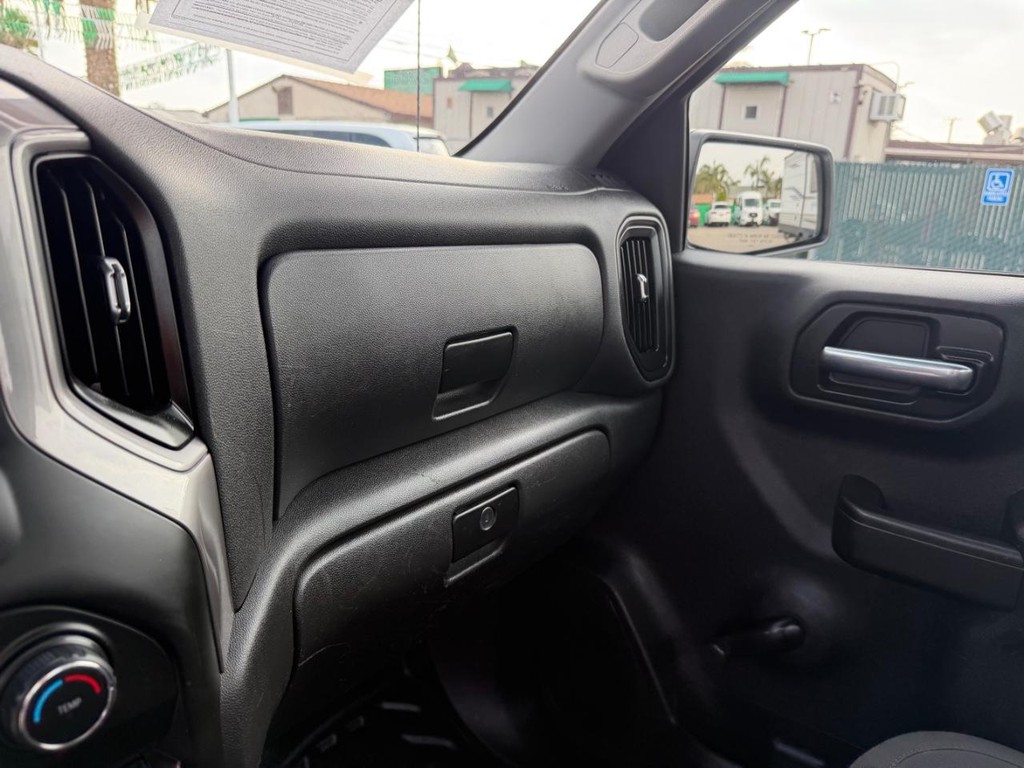Chevrolet Silverado 1500 Vehicle Full-screen Gallery Image 32