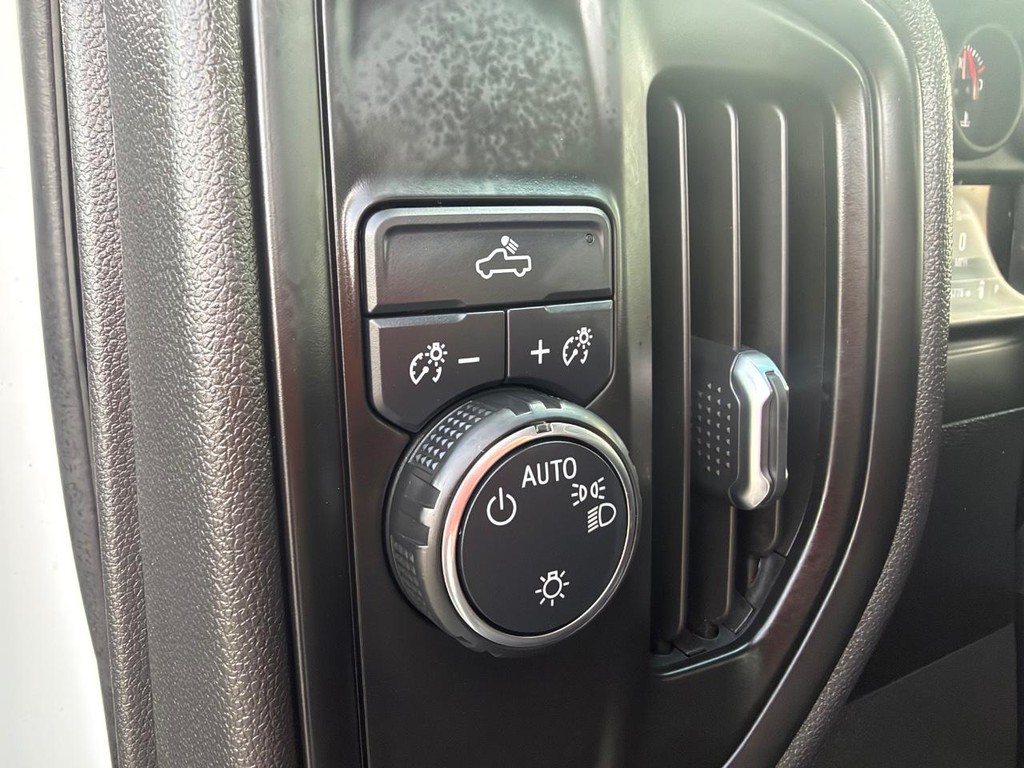 Chevrolet Silverado 1500 Vehicle Full-screen Gallery Image 33