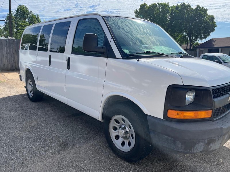 Chevrolet Express Cargo Van Vehicle Image 03