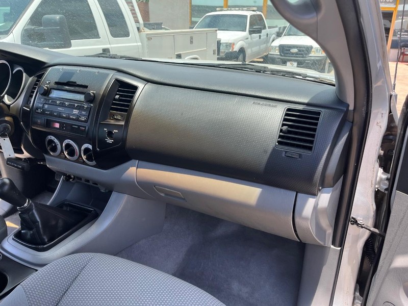 Toyota Tacoma Vehicle Image 10