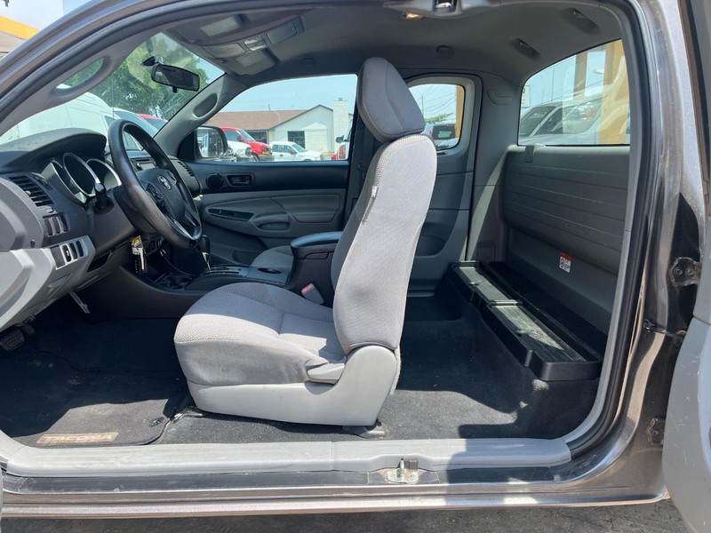 Toyota Tacoma Vehicle Image 08