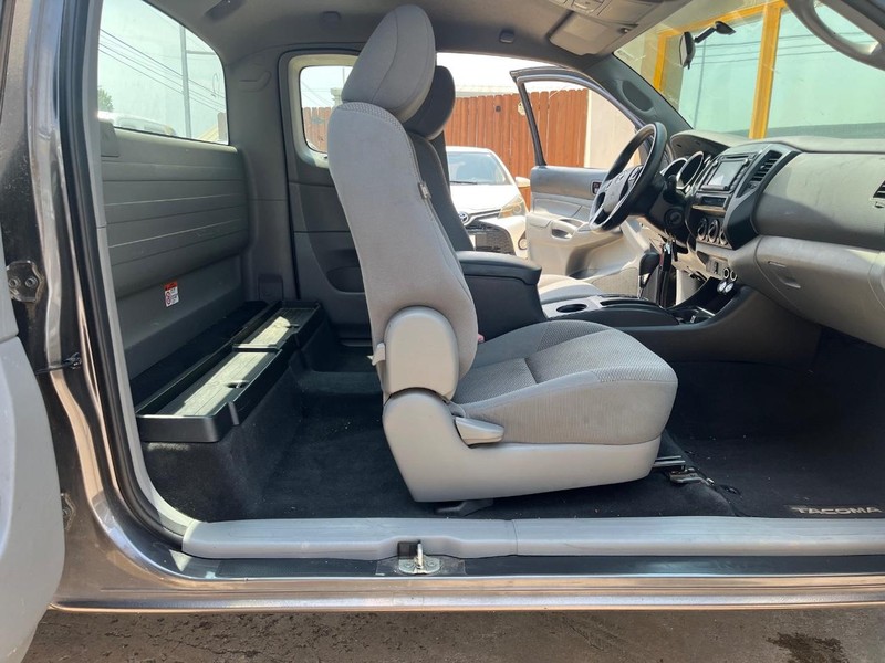 Toyota Tacoma Vehicle Image 09