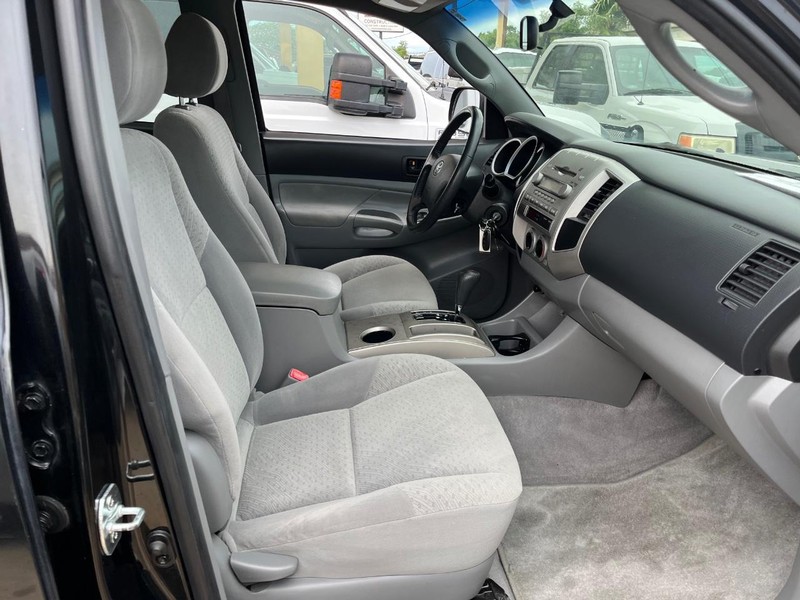 Toyota Tacoma Vehicle Image 09