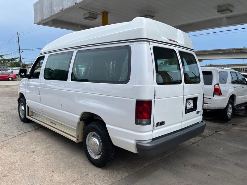 Ford Econoline Wagon Vehicle Image 04