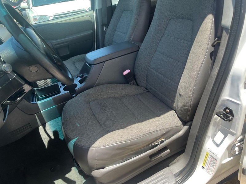 Ford Explorer Vehicle Image 08