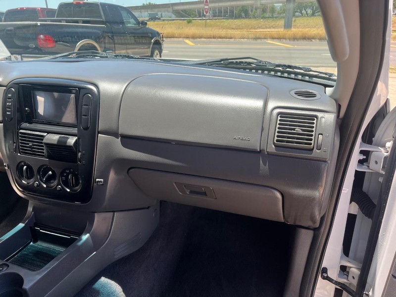 Ford Explorer Vehicle Image 12